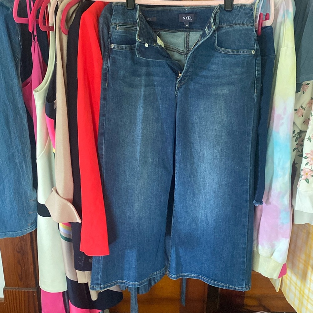 NYDJ wide leg cropped jeans. Size 4P. Lift and tuck technology. BNWT
